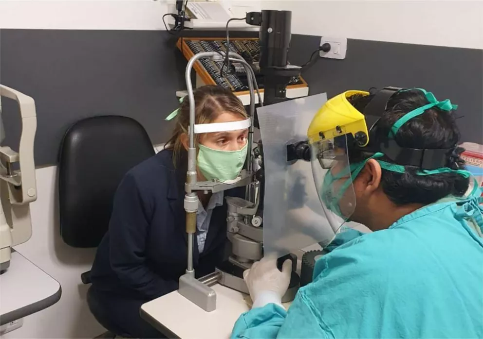 Médicos oftalmólogos cobran arancel por Covid-19