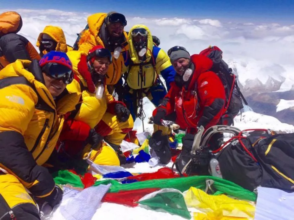 Alegría y emoción luego de una gran hazaña. "Laly" en la cima del Everest.