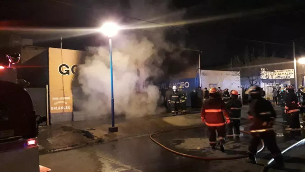 Bomberos lograron sofocar un incendio sobre calle Alsina