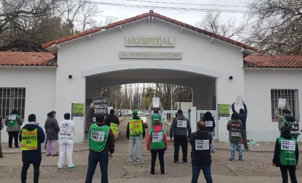 ATE reclamó "urgente pago del bono" manifestando frente al hospital