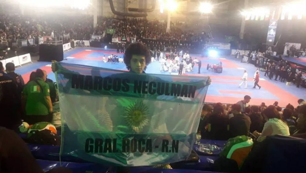 El recuerdo en Tecnópolis. Marcos con la bandera. Luego llegó un impresionante título mundial.