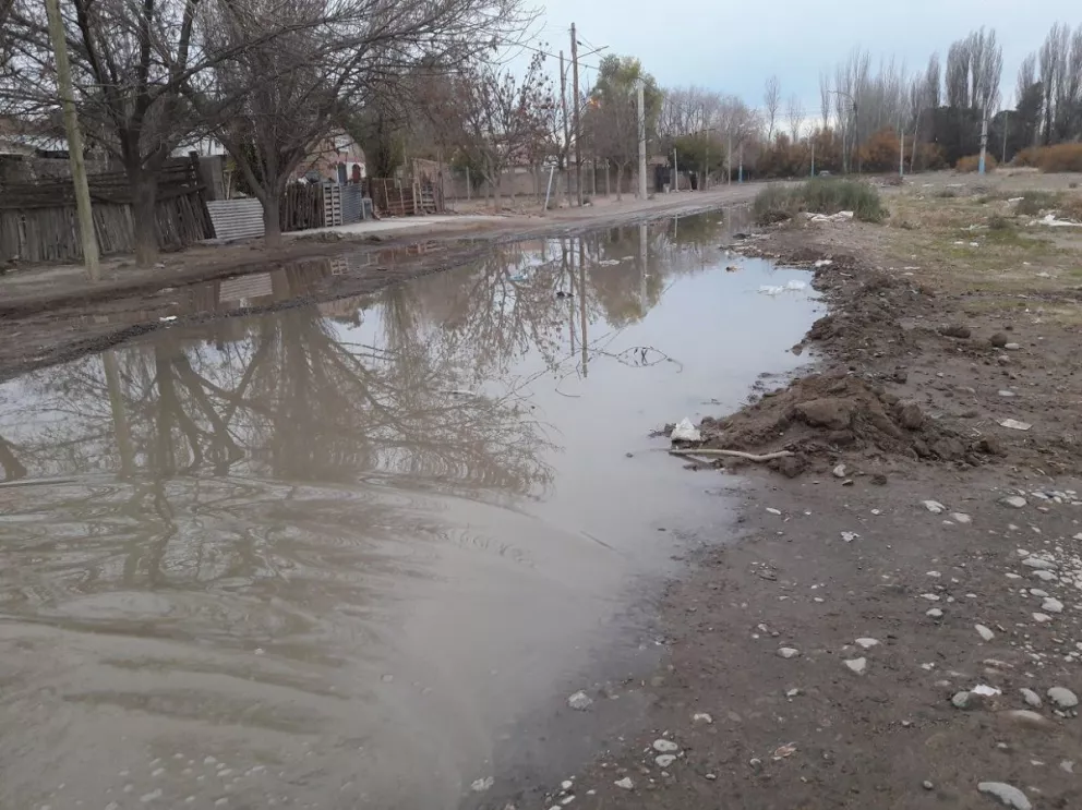 Alta Barda: vecinos denuncian derrames cloacales y suciedad