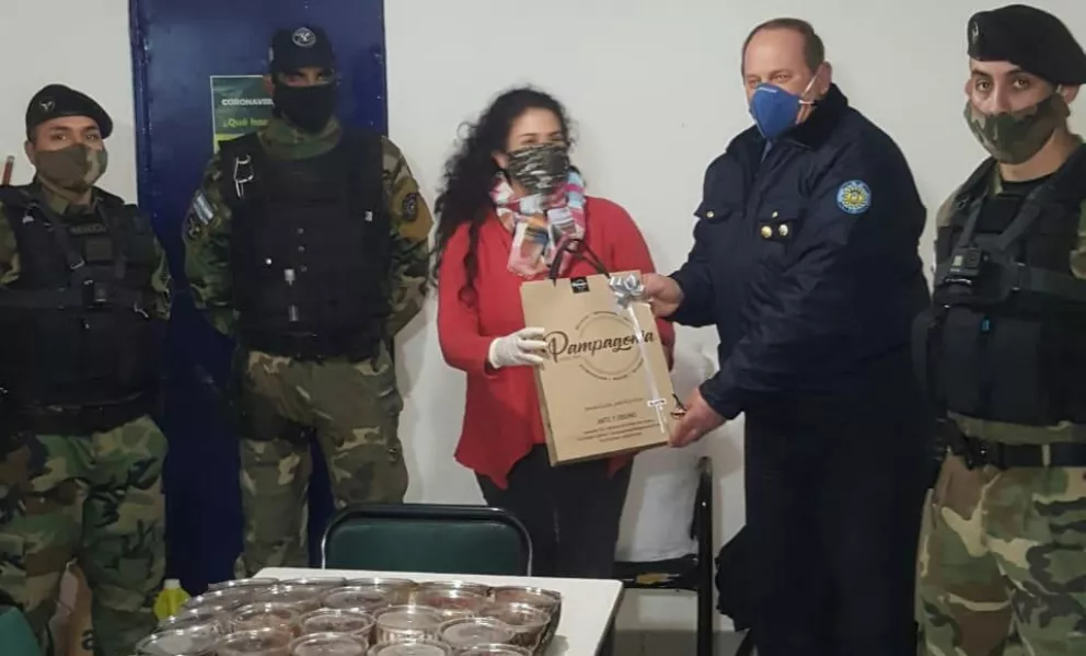 La Policía de Río Negro hizo entrega de un presente a vecina solidaria
