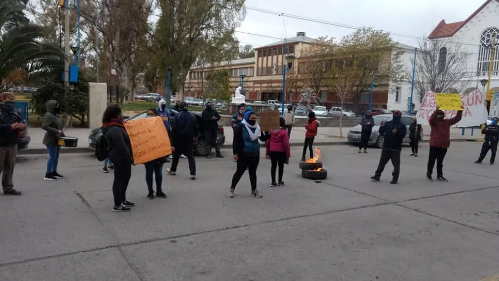 Integrantes de una toma se manifestaron frente al municipio