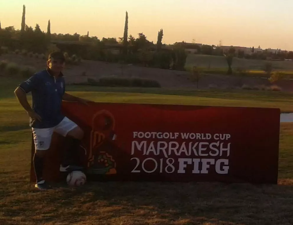 Conte, la pelota y en Marruecos, en el Mundial. Abajo, con Roberto Ayala.