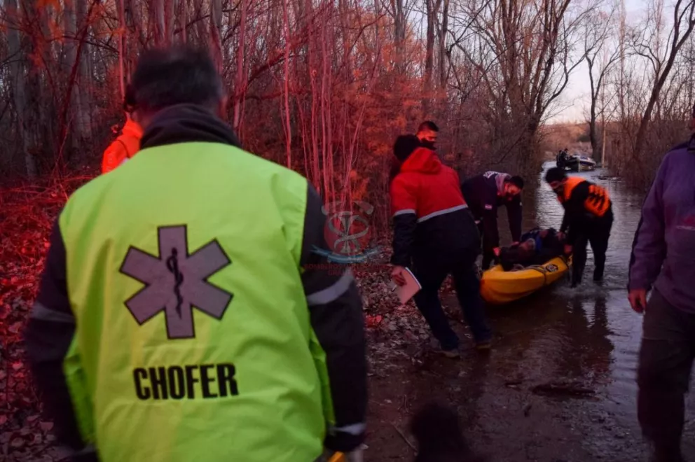 Rescataron a una persona en aguas del río Negro