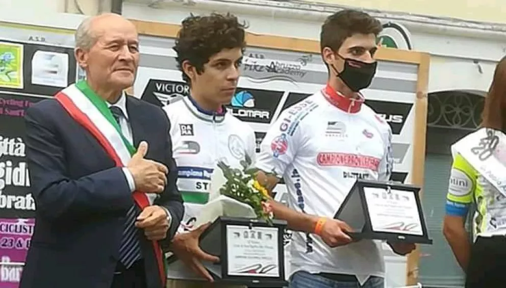 En el centro, Franco con su premio: campeón Regional sub23.