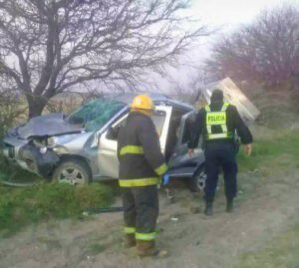 Accidente fatal: Viajaban de Roca a Buenos Aires y volcaron en la Ruta 22