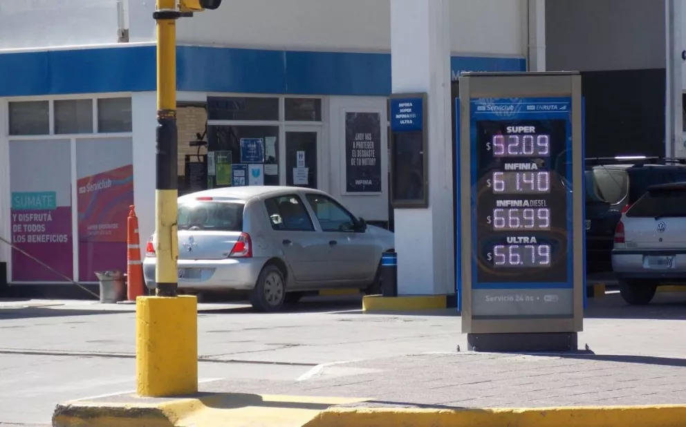 Nafta más cara: YPF aumentó los combustibles en todo el país