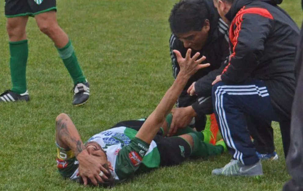 Un “planchazo” le rompió la rodilla: el agresor, los clubes y la liga de fútbol deberán indemnizarlo