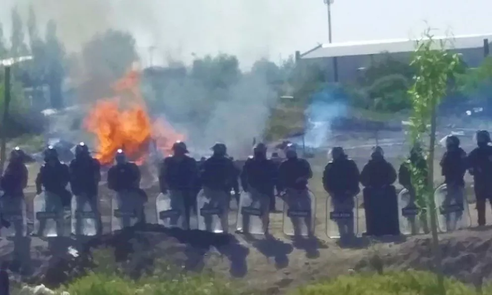 Desalojo de la toma del Polígono de Tiro: casillas incendiadas, balas de goma y detenidos