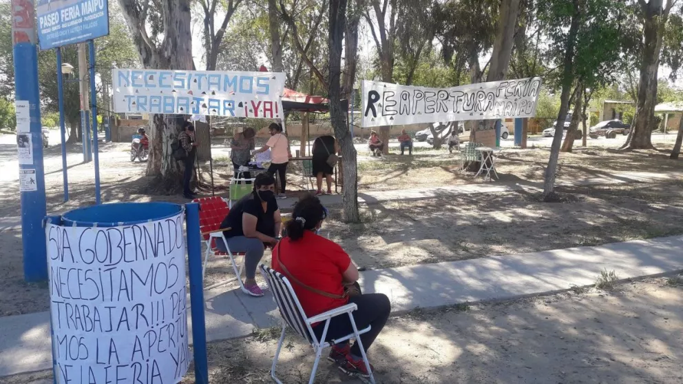 Los puesteros de la Feria de calle Maipú piden volver a trabajar