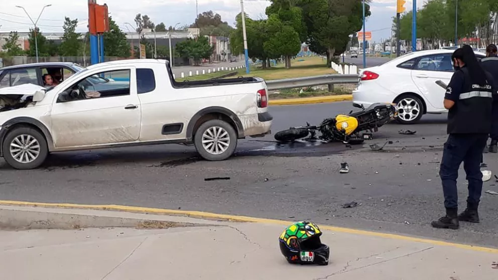 Ruta 22 y San Juan: importante accidente con un joven herido