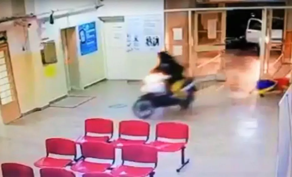 Escapaba de la policía y entró al hospital andando en moto y armado