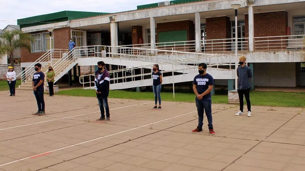 Egresados de distintos colegios piden tener sus actos al aire libre
