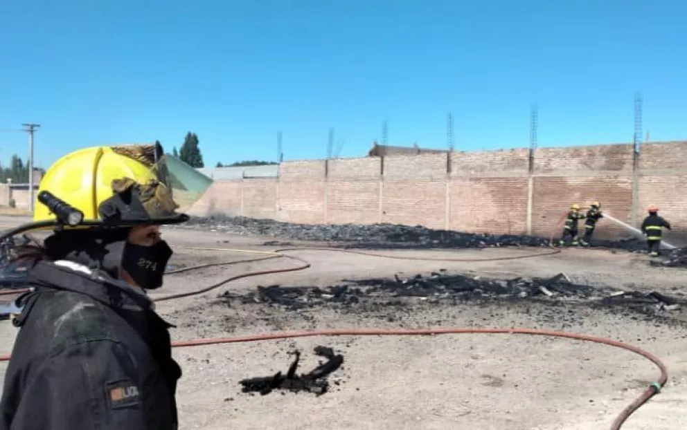 Bomberos lograron controlar el incendio en un galpón, en Roca