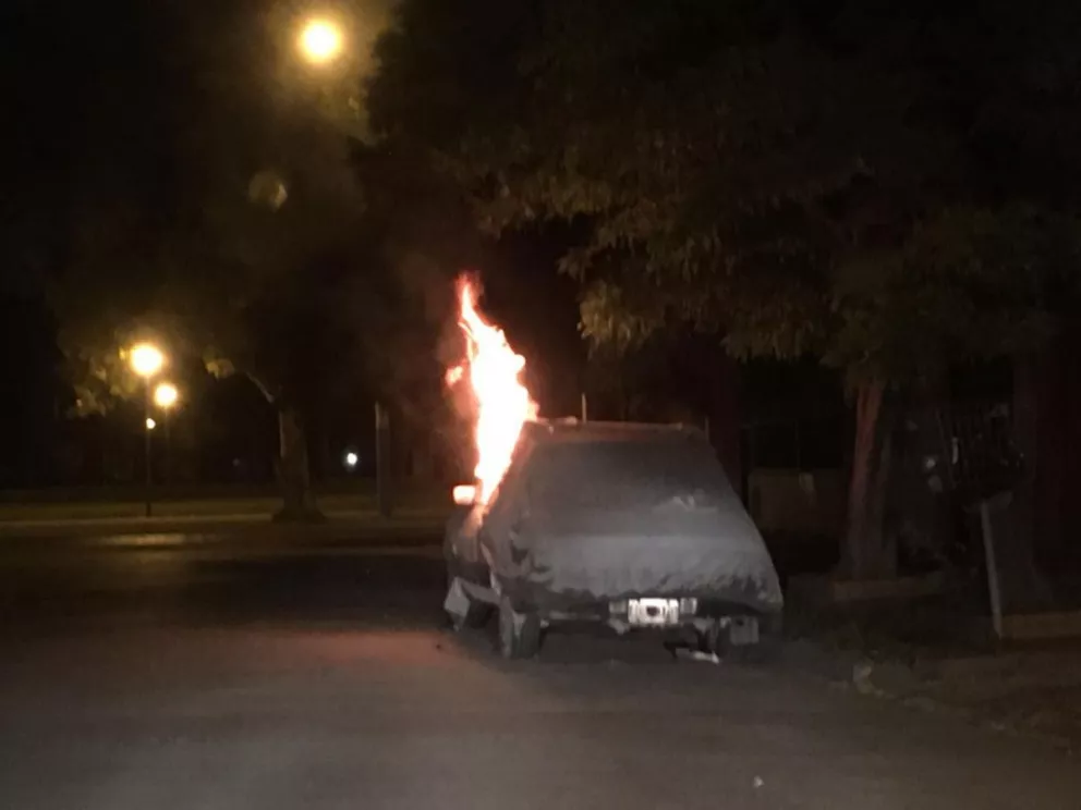 Bomberos actuaron de madrugada por un incendio en un auto