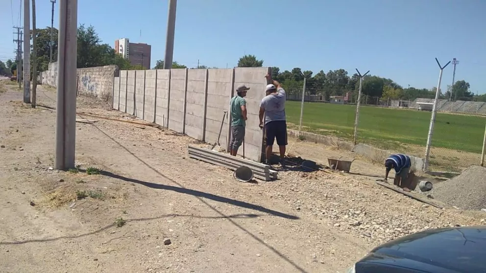 Argentinos del Norte comenzó con la reconstrucción del paredón caído