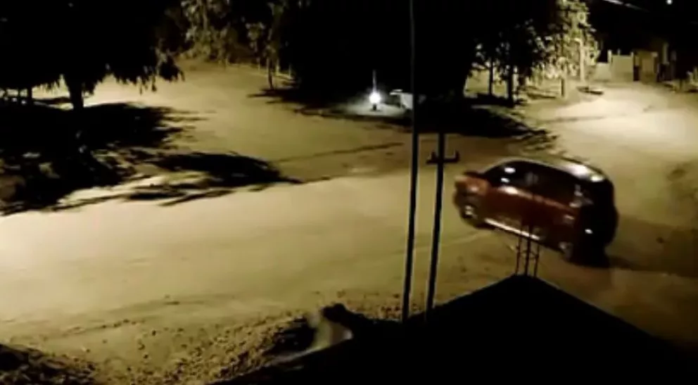 Un auto circula de noche, a los tiros y atemoriza a los vecinos