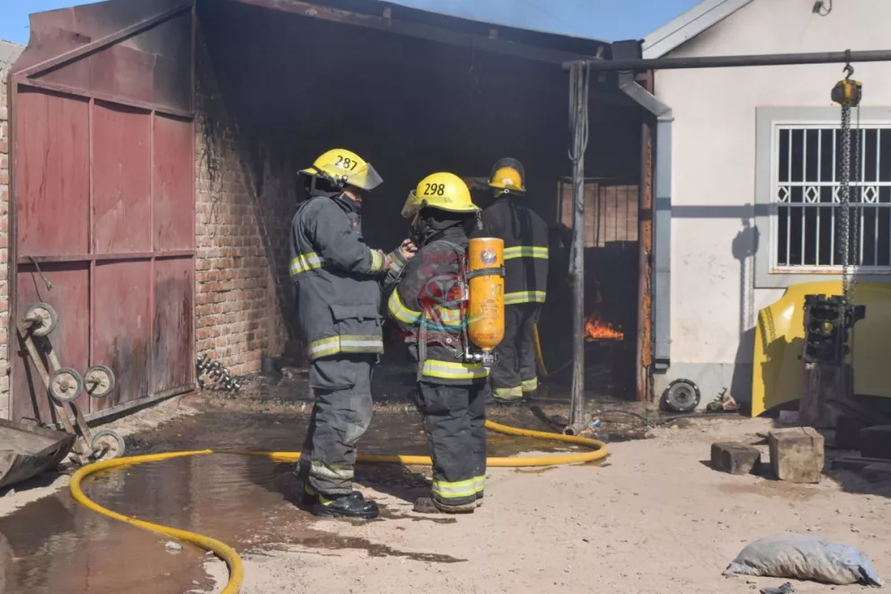 Incendio provocó importantes daños materiales en un taller