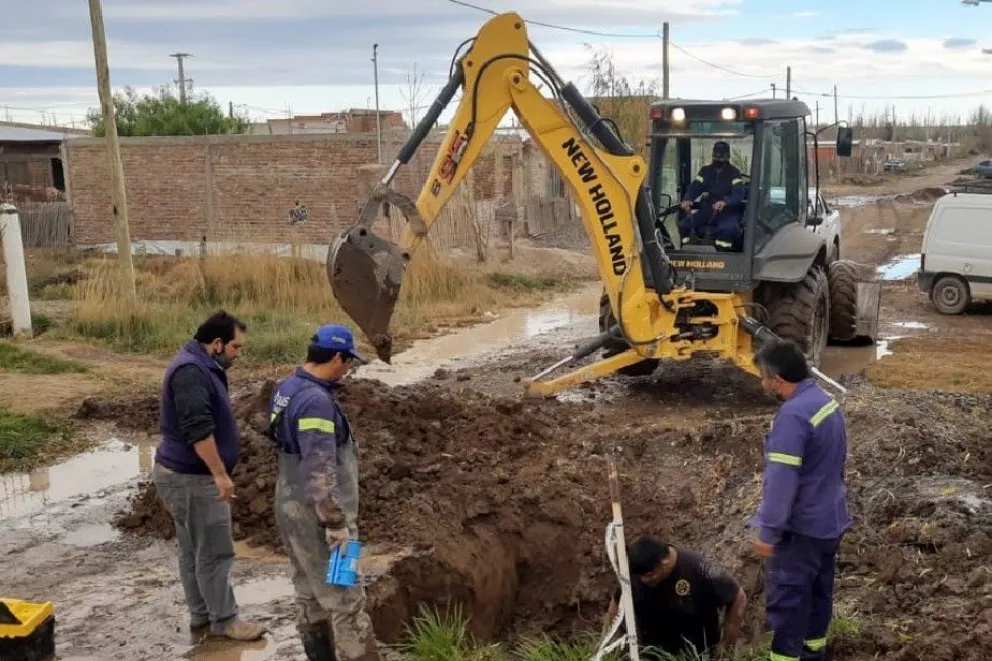 Operativo de reparaciones de Aguas Rionegrinas en Chacramonte