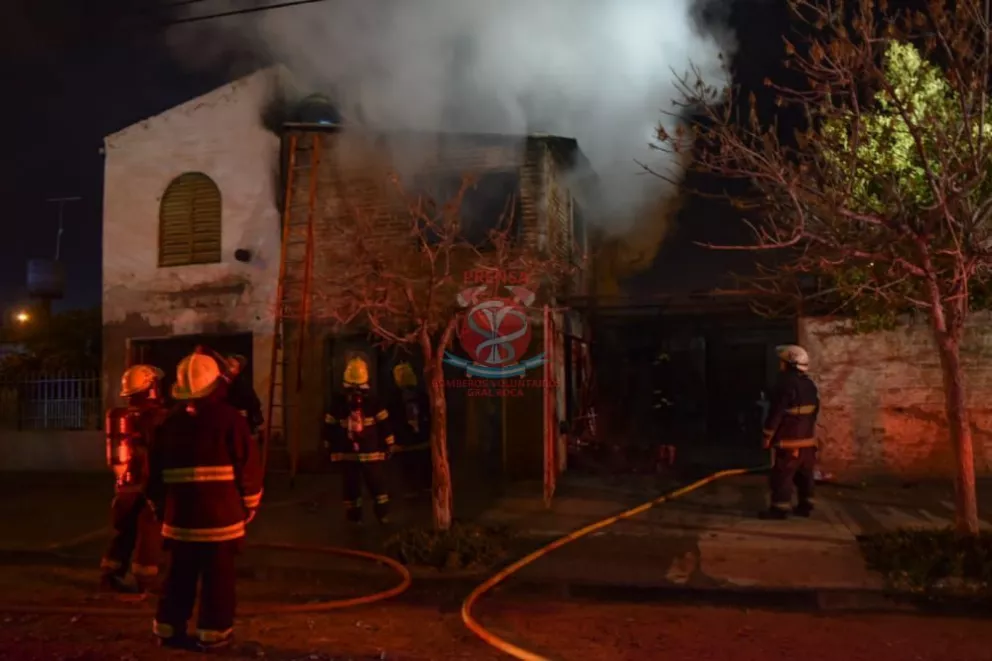 Fuego: un incendio estructural en el garaje de una vivienda