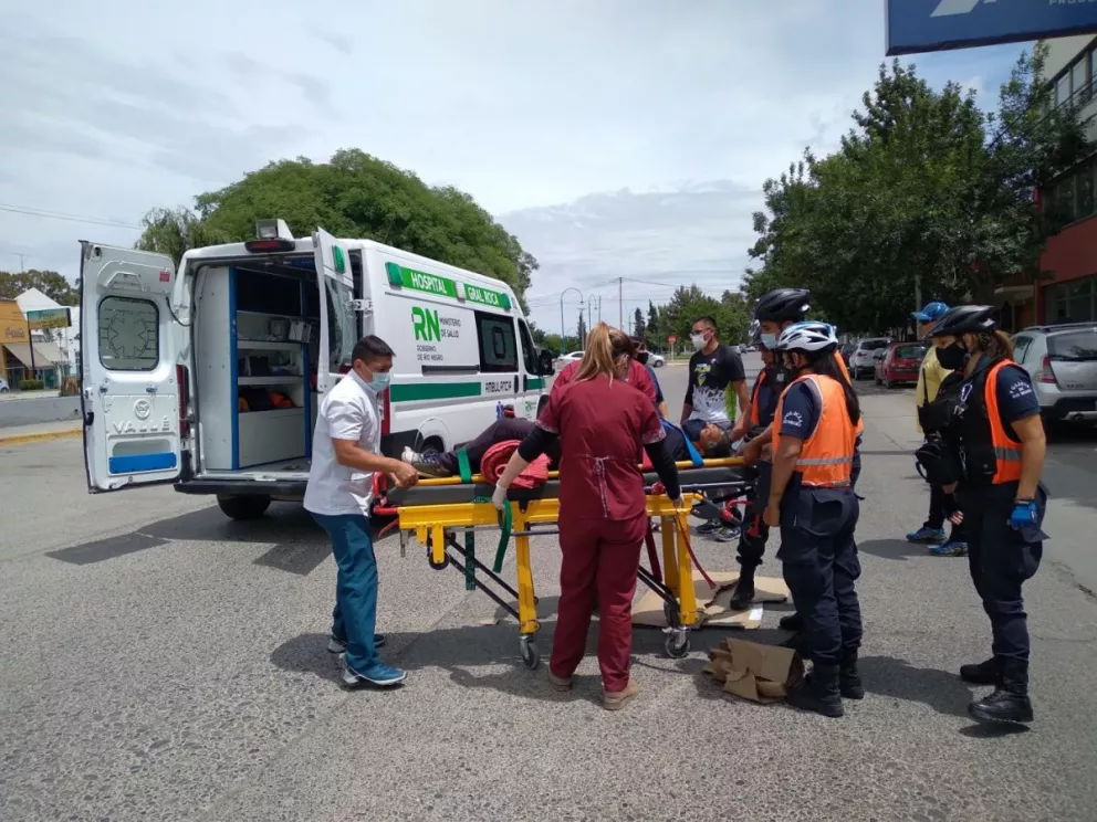 Un hombre al hospital al ser chocado por un motociclista que huyó