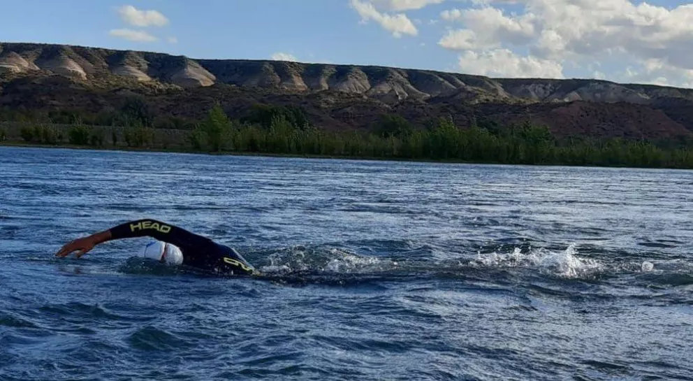 La nadadora Daira Marín realiza una travesía por el río Negro
