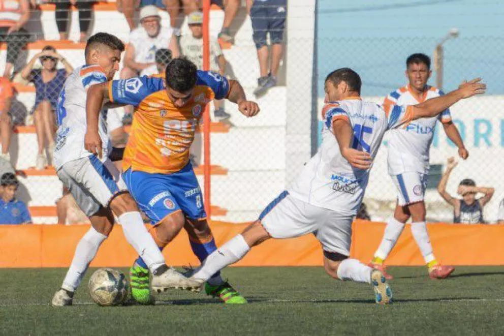 Huicán (Deportivo Roca) lucha con dos rivales. El Depo quedó eliminado.